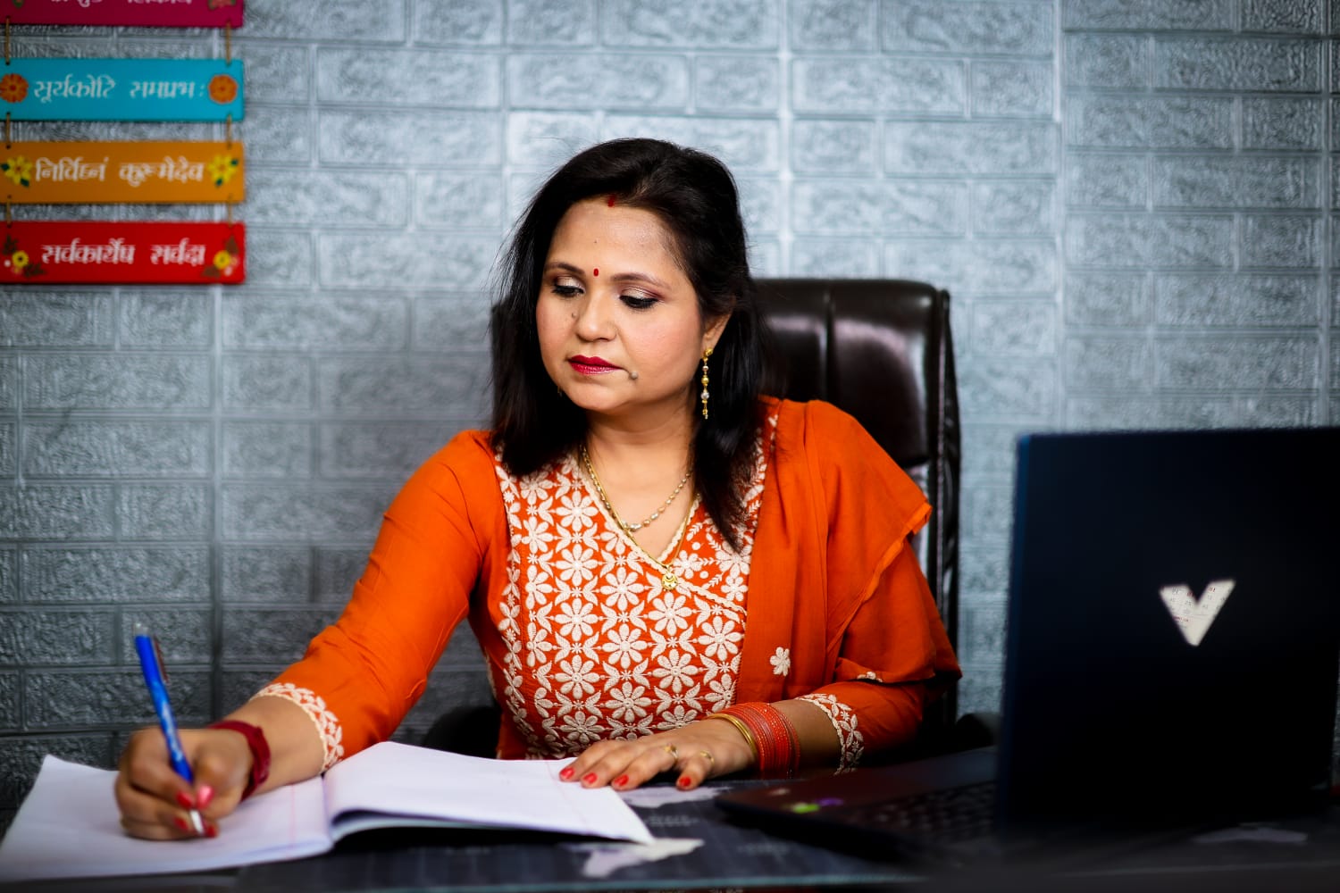 Ekta Arora at her Tarot reading table